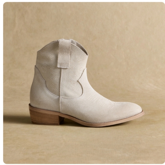 Sundance Shoes - NWT Sundance Juniper Short Boots - 39